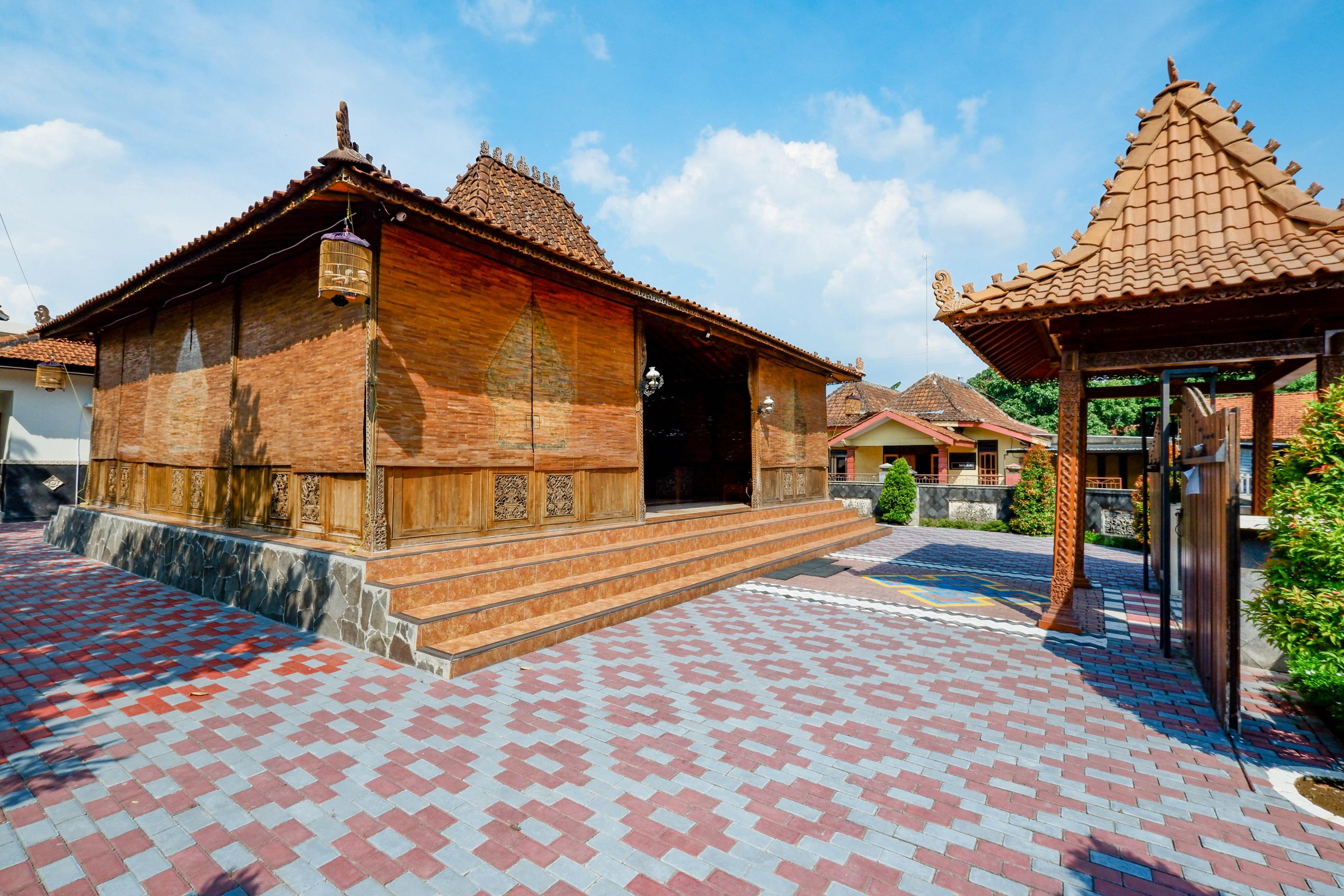 Oyo 2327 Pagsis Village Klaten Ngoại thất bức ảnh