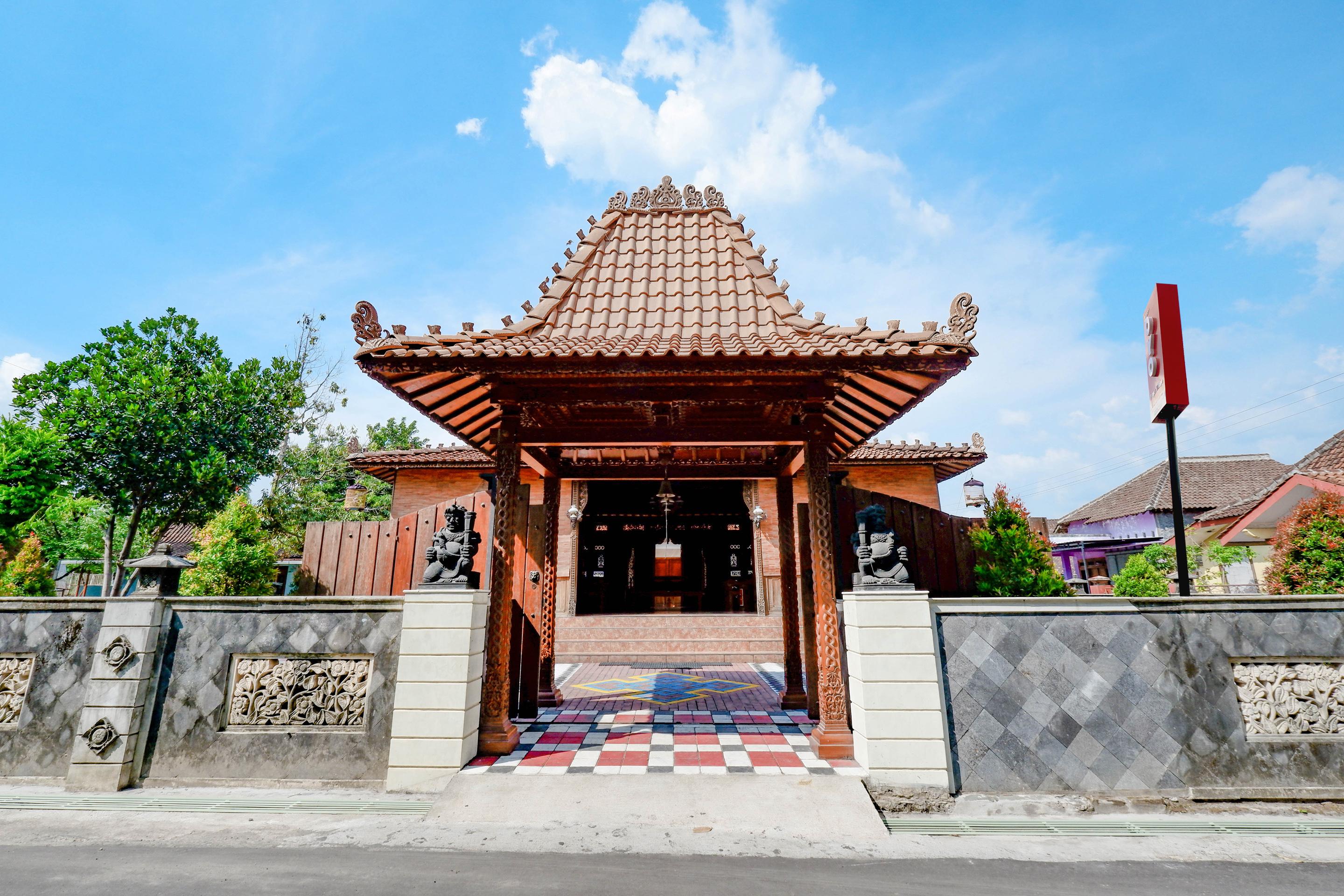 Oyo 2327 Pagsis Village Klaten Ngoại thất bức ảnh