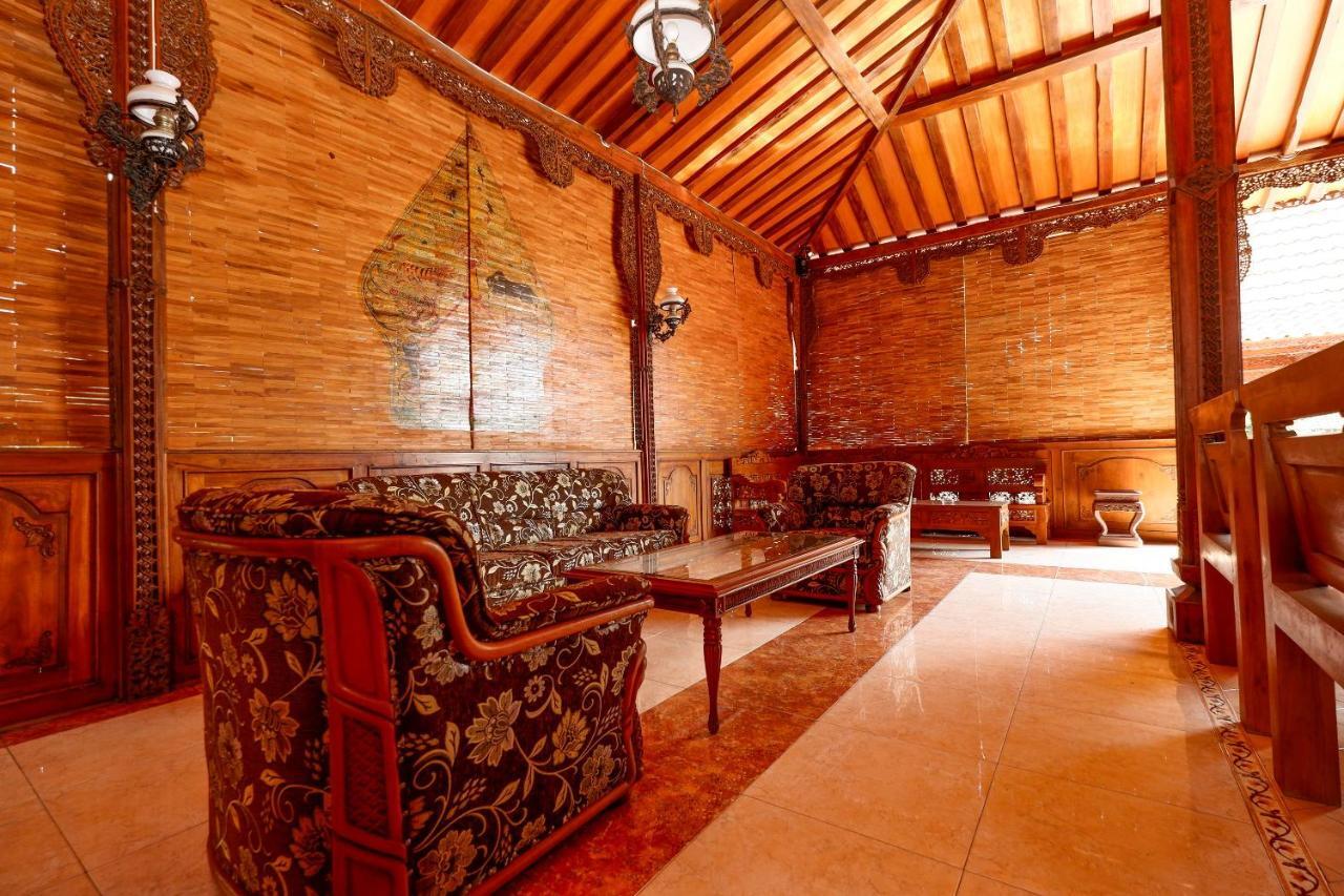 Oyo 2327 Pagsis Village Klaten Ngoại thất bức ảnh